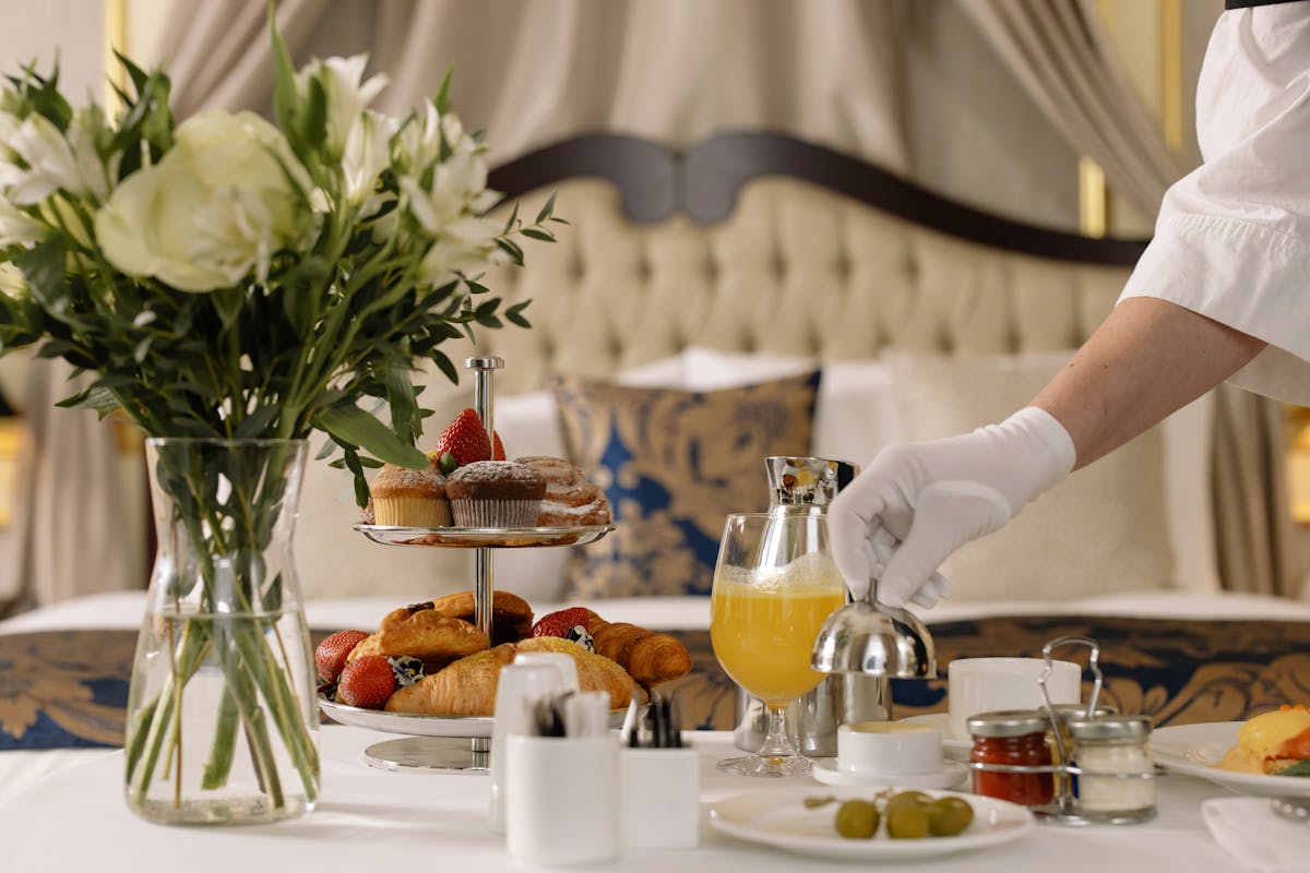 Roomservice op een hotelkamer met gebak en jus d'orange