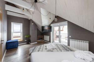 Moderne hotelkamer met een groot bed en balkon